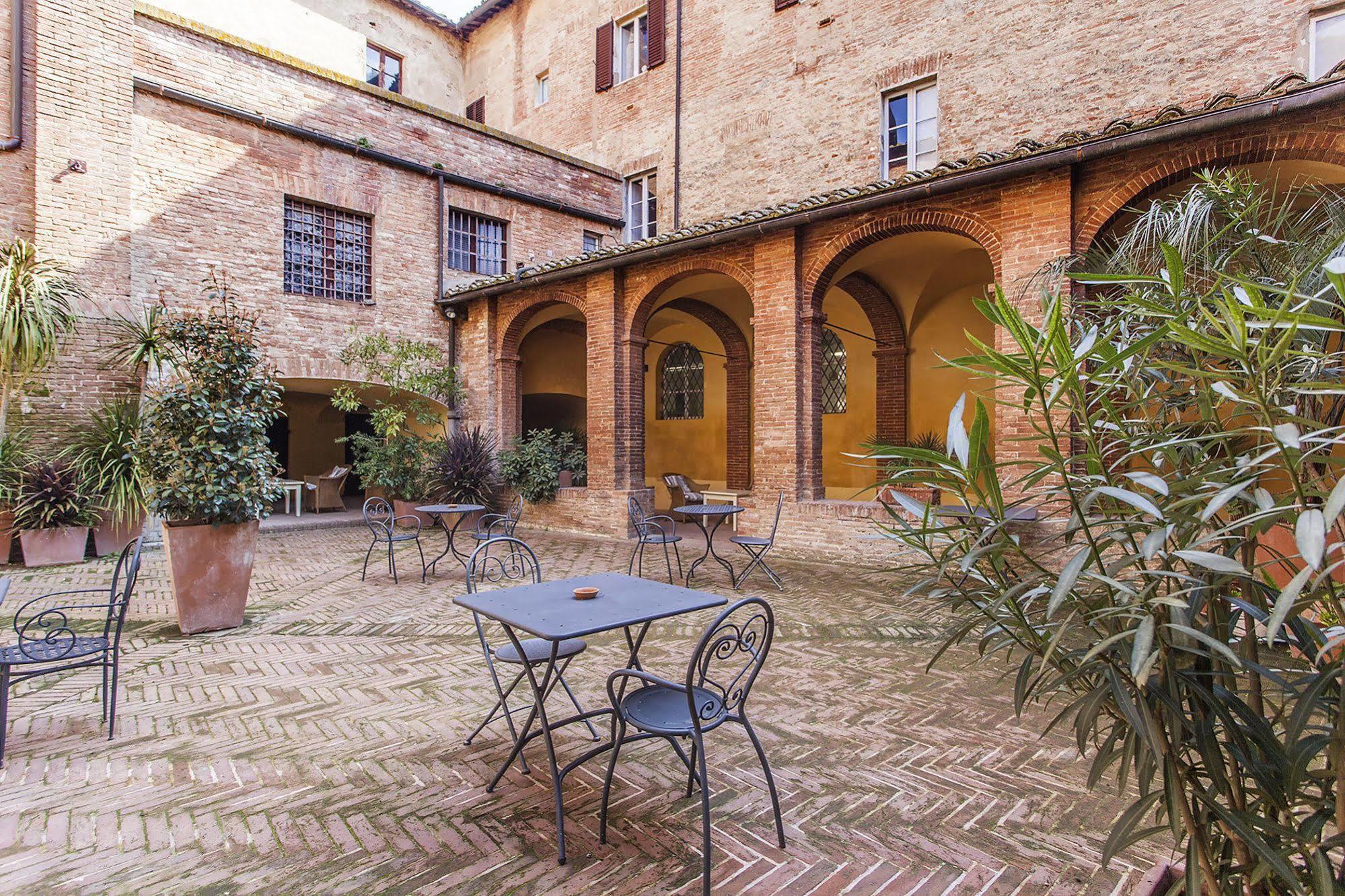 Il Chiostro Del Carmine Hotel Siena Luaran gambar